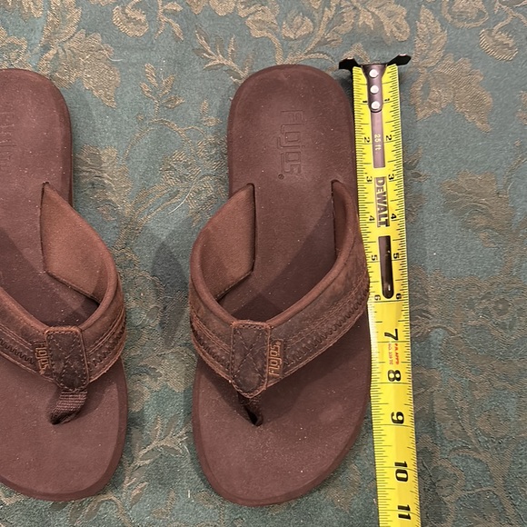 flojos brown flip flops